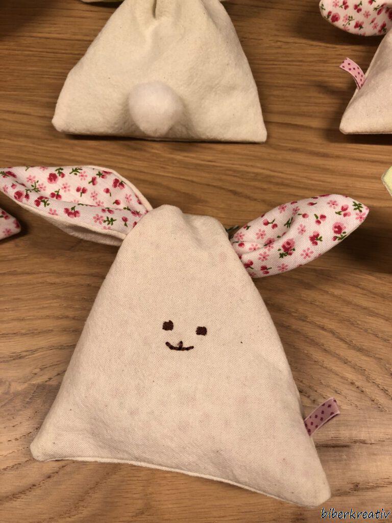 http://www.stitchedbycrystal.com/2013/03/tutorial-bunny-treat-bags-with-free.html